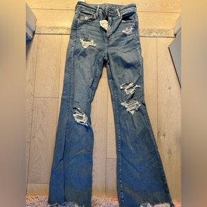 American Eagle fit and flared medium washed jeans!